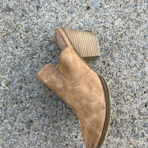 Sugar Brown Mule/ Clog. Size 8-9 - Picture 2 of 6